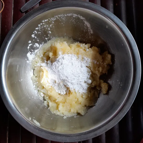 Bumbui dengan kaldu bubuk dan merica, aduk rata, tambahkan tepung tapioka.