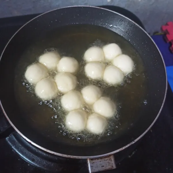 Goreng di minyak panas dengan api cenderung kecil.