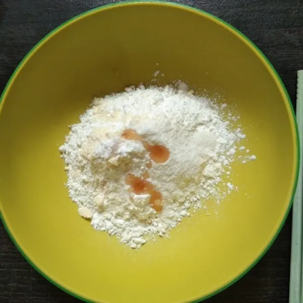 Siapkan bahan, kemudian masukkan tepung terigu, tepung beras, gula halus, susu bubuk, soda kue, perisa vanilla, dan air.