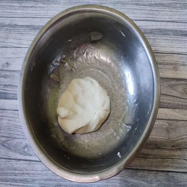 Jika adonan sudah kalis dan bisa dipulung, sisihkan. Kemudian bulat-bulatkan adonan.