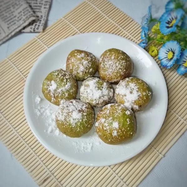 Tata dipiring dan beri taburan gula halus, sajikan.