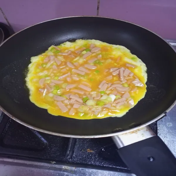 Panaskan margarin, lalu masukkan adonan telur.