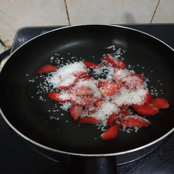 Campurkan buah strawberry yang sudah dicuci bersih dan dipotong kecil.