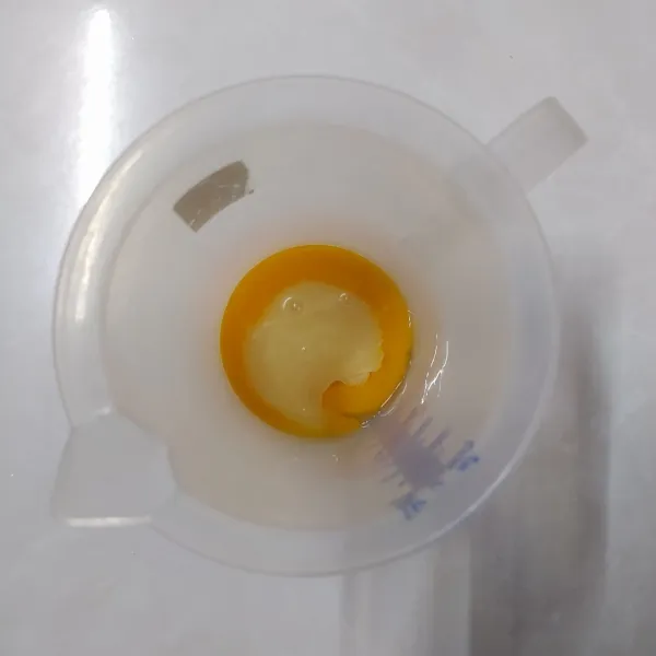 Campur kuning telur dan 2 sdm krimer kental manis.