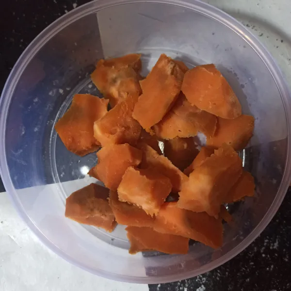 Siapkan ubi orange kukus.