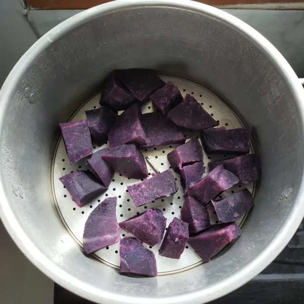 Kukus ubi ungu hingga matang dan empuk.
