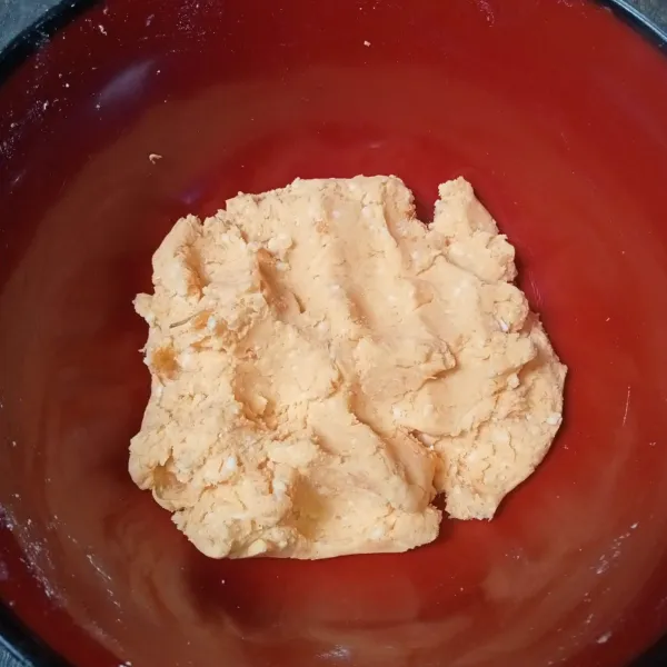 Tambahkan tepung maizena sedikit demi sedikit sambil diuleni hingga kalis dan mudah dibentuk.