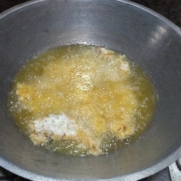 Panaskan minyak goreng, lalu goreng chicken crispy hingga matang dengan menggunakan api kecil.