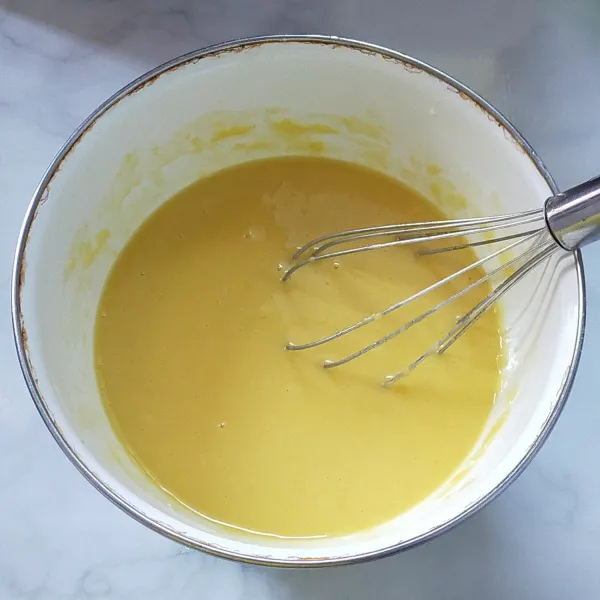 Masukan tepung terigu, aduk sampai licin dan tidak bergerindil (kekentalannya mirip dengan adonan pancake)