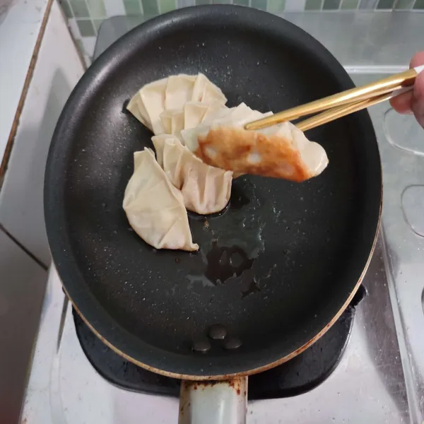 Masak terus hingga air habis dan warna kulit bawah nya sedikit kecoklatan. Lalu matikan api.