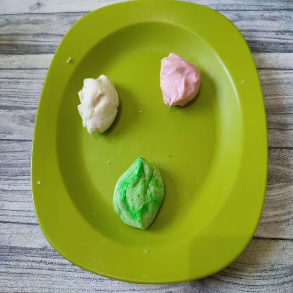 Bagi adonan menjadi 3 kemudian beri pewarna pink dan hijau.