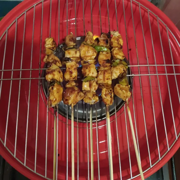 Panggang lagi. 
Sate ayam Korea siap dihidangkan.