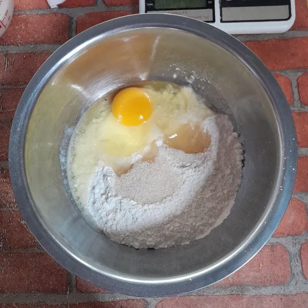 Campur tepung terigu, telur, dan gula pasir dalam satu wadah.