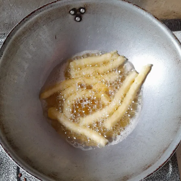 Panaskan minyak, semprotkan adonan kentang ke dalam minyak.