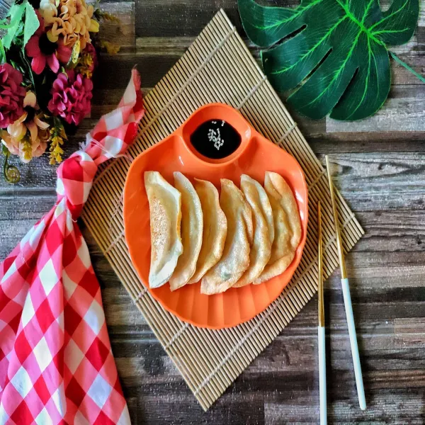 Sajikan Vegie Mandu Twigim di atas piring saji dengan kecap asin/saus gochujang.
