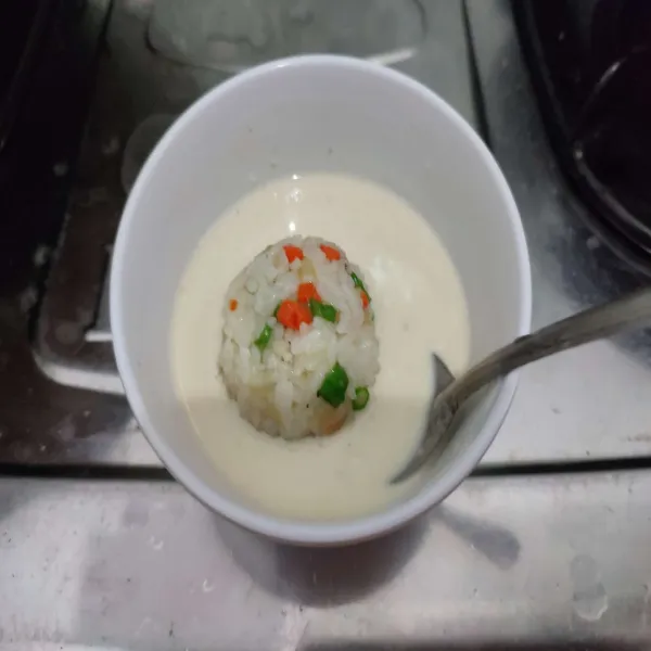 Celupkan adonan nasi ke dalam adonan penelup dan ratakan.