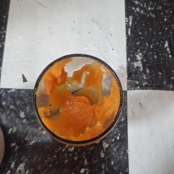 Kemudian masukkan ubi orange yang sudah di haluskan di dasar gelas.