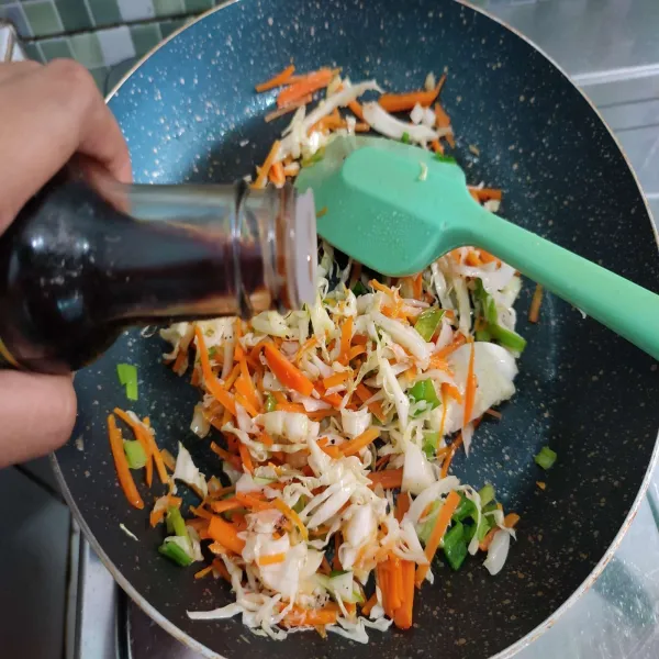 Bumbui dengan kecap asin, merica bubuk, serta kaldu jamur, aduk rata. Tumis hingga sayuran layu, lalu matikan api.