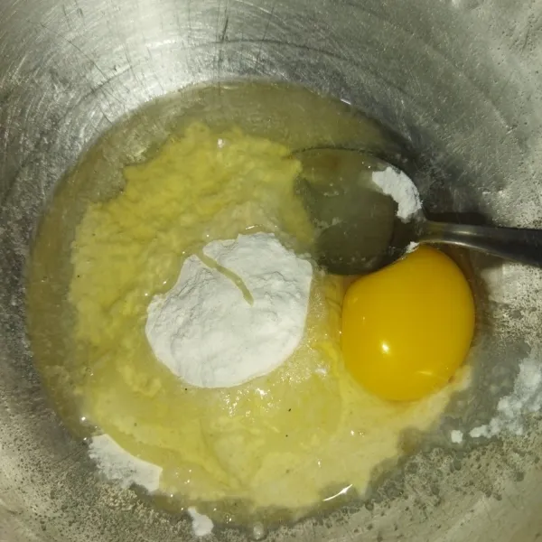 Siapkan wadah, masukkan tepung terigu, garam, telur, dan air, lalu aduk rata.