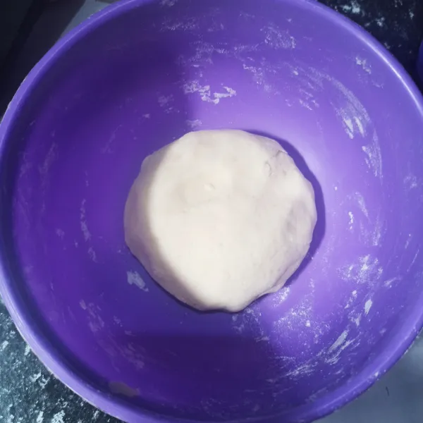 Beri air panas sedikit demi sedikit sambil di aduk (hati-hati panas). Uleni sampai kalis, kemudian diamkan sejenak dengan ditutup kain.