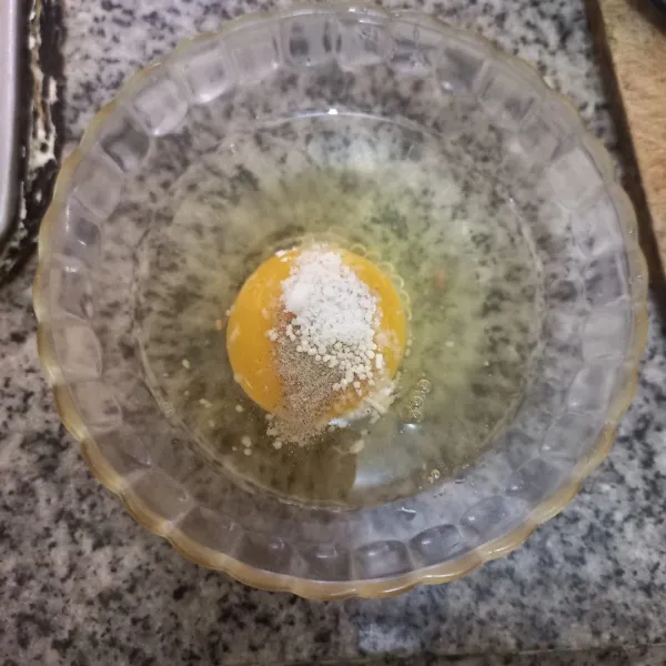 Siapkan kocokan telur bersama garam, merica bubuk dan kaldu jamur.