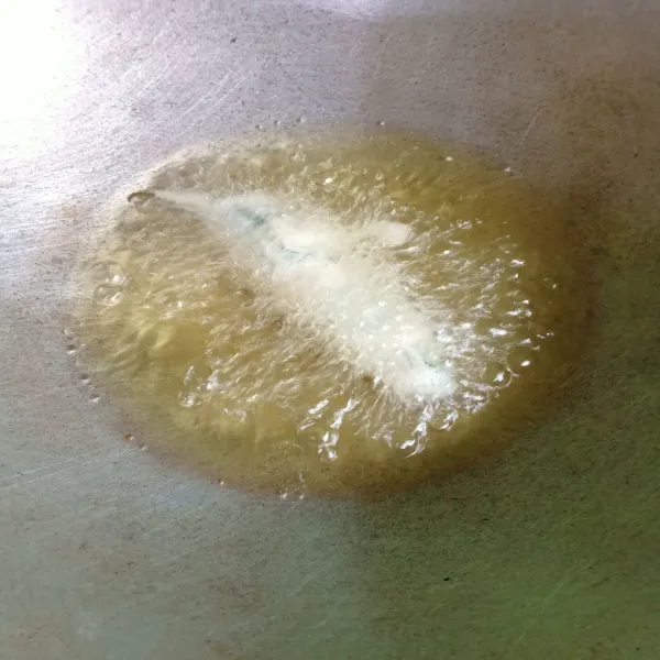 Celupkan pada adonan tepung lalu goreng di api sedang hingga matang.