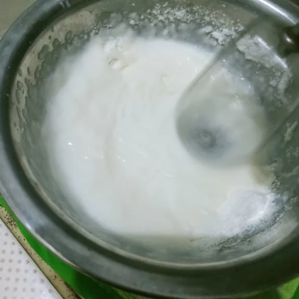 Mixer whipping cream hingga mengental.