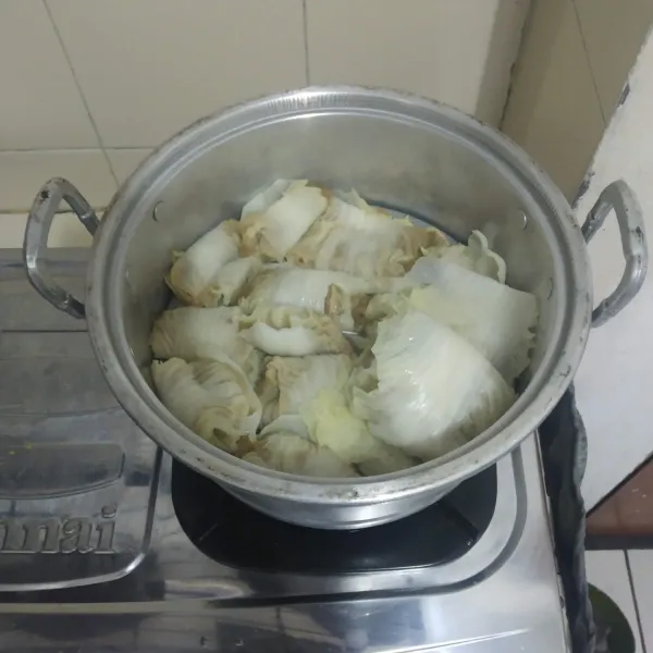 Kukus siomay ikan sampai matang dan sajikan.