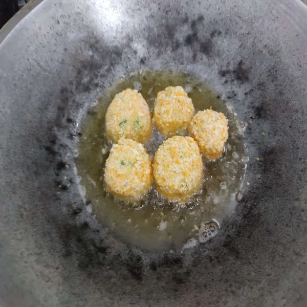 Panaskan minyak goreng, goreng Arancini hingga golden brown dan crispy.