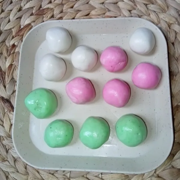 Ambil adonan secukupnya dan bentuk bulat.