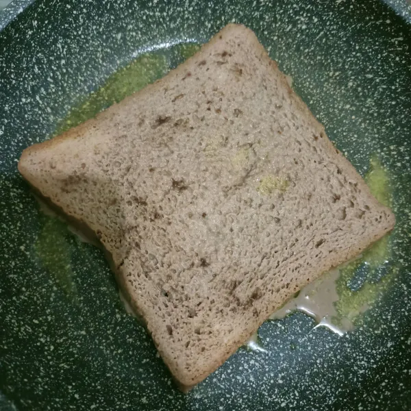 Panggang roti hingga set jangan lupa di balik, kemudian sisihkan.