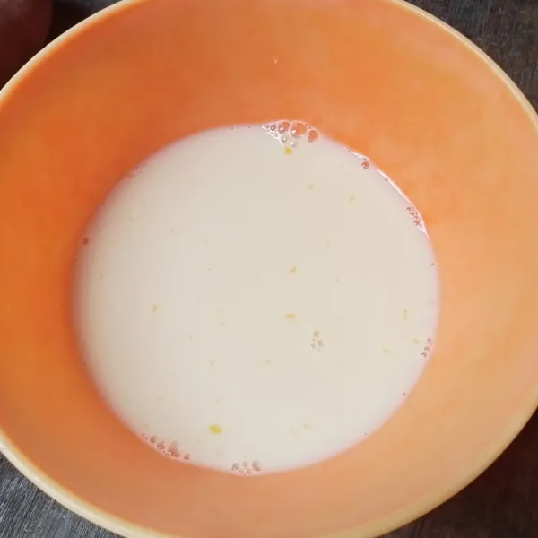 Kocok telur, susu cair dan garam menggunakan whisk cukup tercampur rata saja.