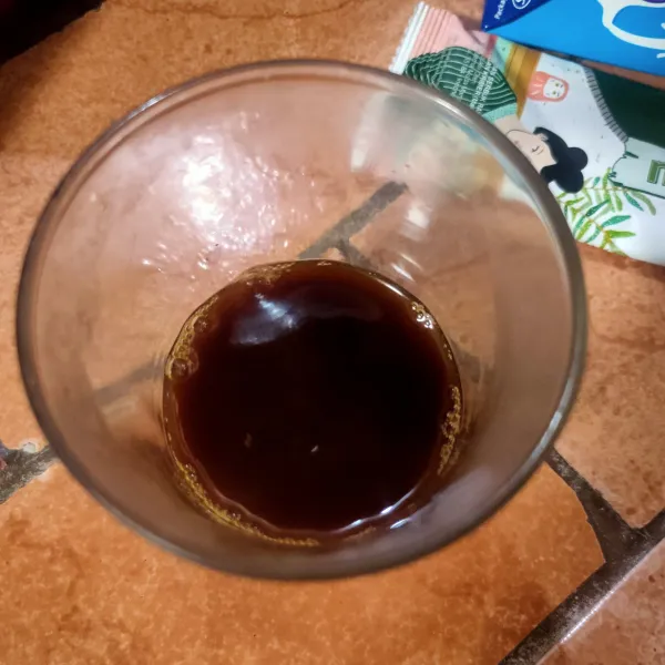 Seduh kopi instan dengan 5 sdm air panas, lalu sisihkan.