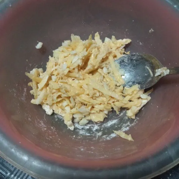 Tambahkan bawang bombay, garam, merica bubuk, dan tepung maizena ke dalam kentang, lalu aduk rata.