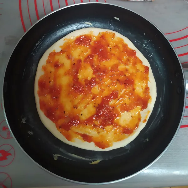 Olesi dengan saus pizza.