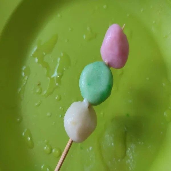 Setelah dango dingin, tusukkan pada tusuk sate