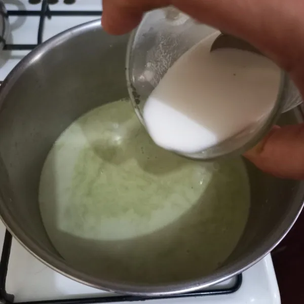 Larutkan tepung maizena dengan sisa air, tuang pada panci masak hingga meletup-letup lalu matikan kompor.