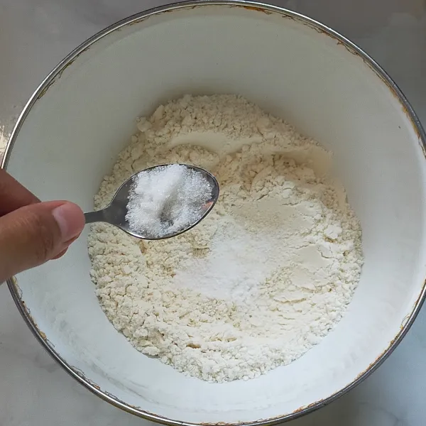 Ayak tepung terigu, baking powder dan vanili bubuk.