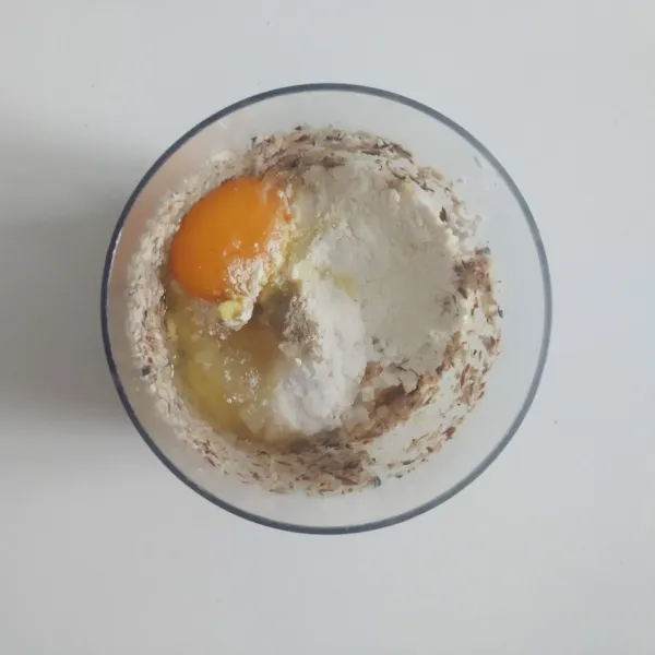 Tambahkan telur ayam, minyak wijen, minyak ikan dan air lalu aduk semua bahan.