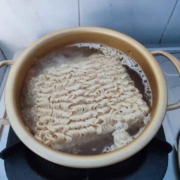 Didihkan air, rebus mie ramen hingga matang. Tiriskan.