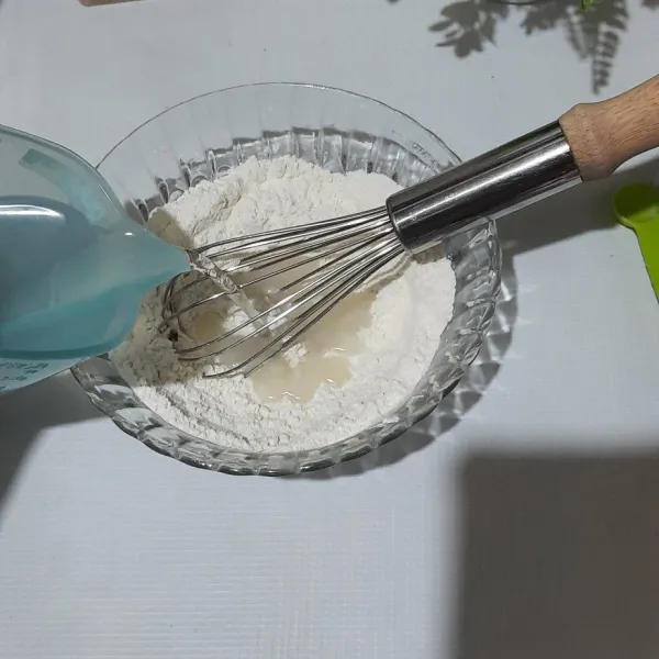 Campurkan tepung dan baking powder lalu tuang air dan aduk rata.