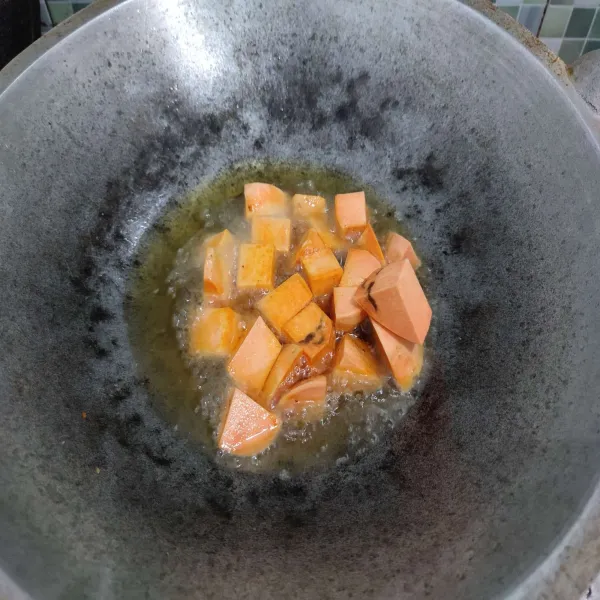 Panaskan minyak goreng, kemudian masukkan ubi, goreng hingga matang