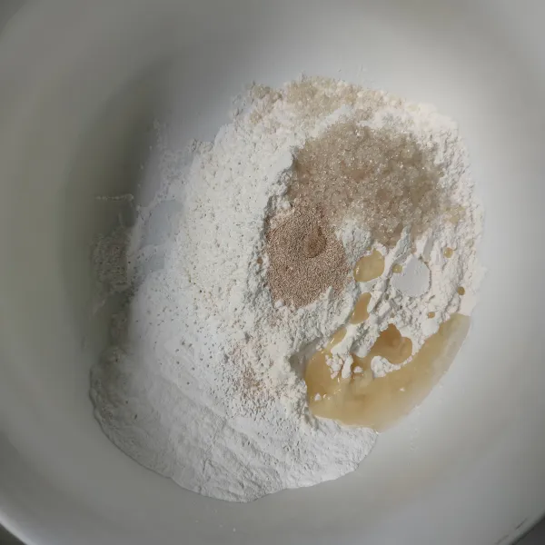 Campurkan tepung terigu, tepung ketan, gula pasir, minyak goreng dan garam, aduk rata.
