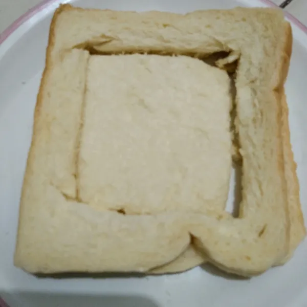 Potong roti tawar bagian tengahnya seperti ini.
