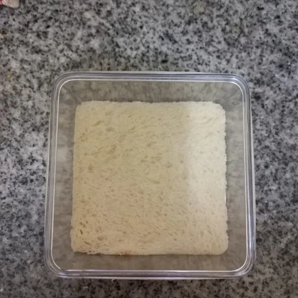 Siapkan wadah, tata roti tawar pada dasar wadah.