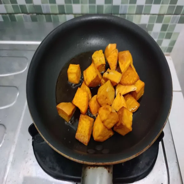 Jika gula sudah menjadi karamel, masukkan ubi yang sudah di goreng, lalu aduk rata. Gula karamel akan kering sendiri apabila sudah kering