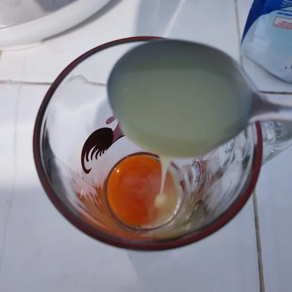 Campur kuning telur dan SKM.