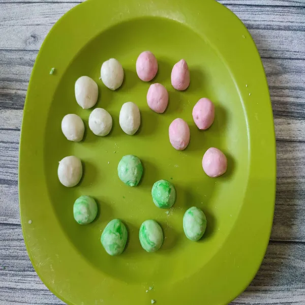 Bulat-bulatkan adonan dango.