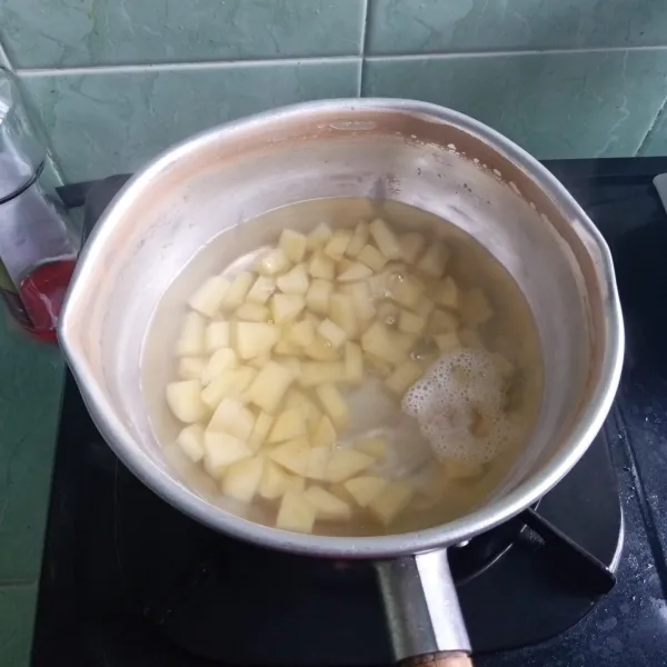 Potong dadu kentang dan rebus hingga matang.