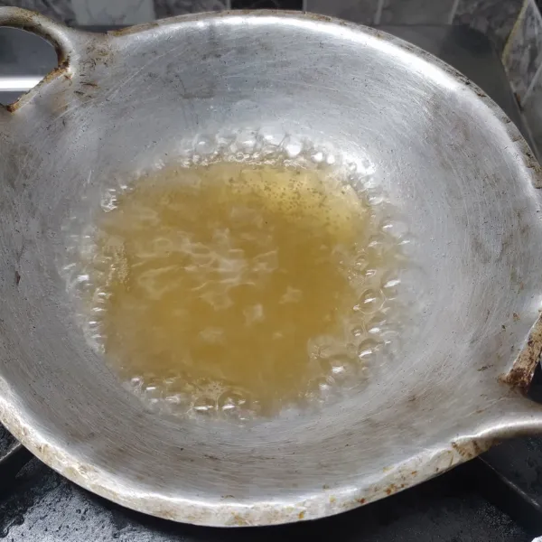 Sirup taro : rebus air dan gula pasir sampai mendidih dan gula larut.